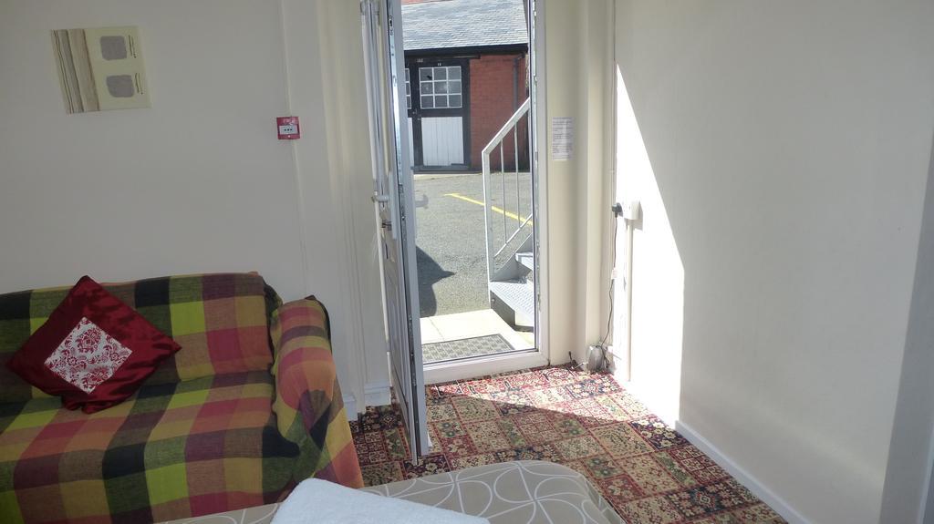 Whitehall Guest House Colwyn Bay Ngoại thất bức ảnh