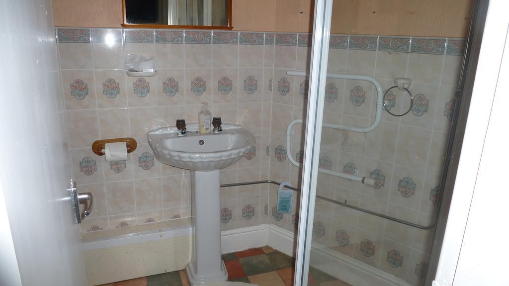 Whitehall Guest House Colwyn Bay Ngoại thất bức ảnh